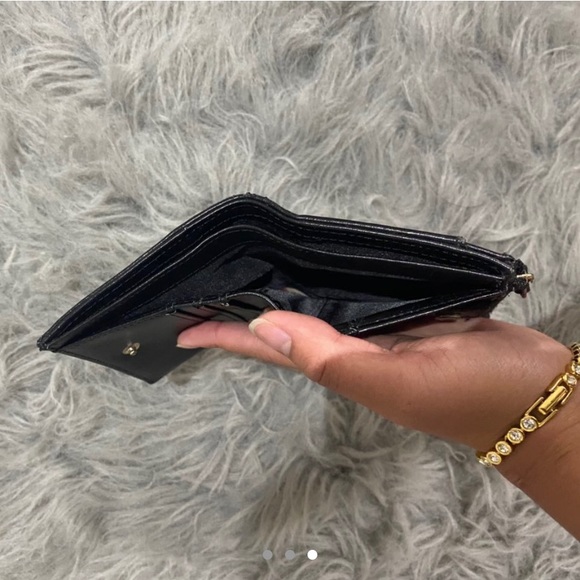 LIKE NEW GUESS Wallet - Picture 3 of 3